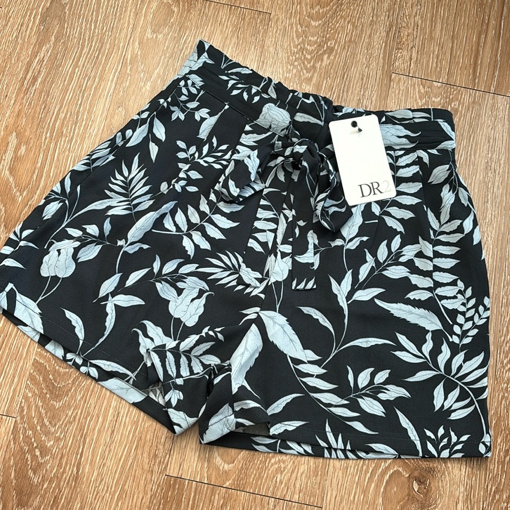 New! DR2 navy blue floral flowy shorts- size XS. pleated/tie waist/high rise